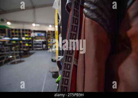 Buenos Aires, Argentinien. November 2023. Blick auf eine Hose mit der Nummer '10' in der Kostümabteilung hinter der Bühne vor der Cirque du Soleil Show 'Messi10'. Die Show über die Geschichte der argentinischen Fußballlegende zog über 100.000 Zuschauer in den Zirkus im Heimatland des Profi-Fußballers. Kredit: Florencia Martin/dpa/Alamy Live News Stockfoto