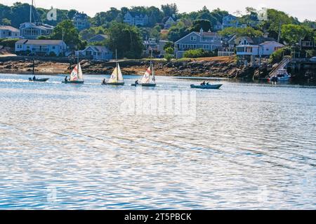 Die nautische Landschaft in Schwarz-weiß zeigt erstaunliche künstlerische Designs. Stockfoto