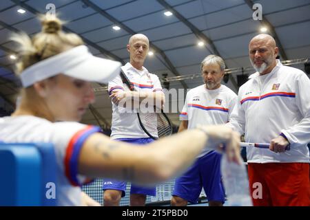 (L-R) die tschechische Tennisspielerin Marketa Vondrousova, der nicht spielende Kapitän Petr Pala und die Trainer David Kunst und David Kotyza nehmen an einem Training der tschechischen Mannschaft Teil Stockfoto