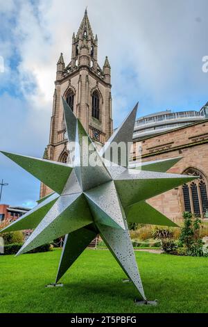 Nova by Studio Vertigo Teil der Kunstinstallation Liverpool River of Light auf dem Gelände der Pfarrkirche St. Nikolaus. Die Seemannskirche in Stockfoto