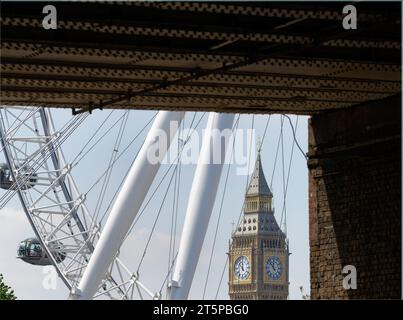 Der große ben-Uhrturm der Houses of Parliament, der durch das London Eye von der Hungerford Bridge aus gesehen wird. London, England. Stockfoto