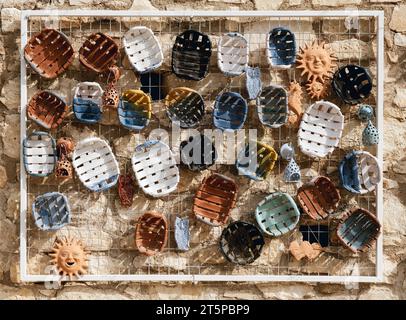 Traditionelle griechische Keramik auf Kreta auf der alten Steinmauer Stockfoto