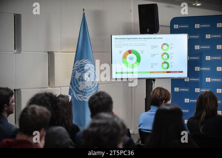 Paris, Frankreich. November 2023. Journalisten nehmen am 6. November 2023 an der Pressekonferenz der UNESCO Teil, um Leitlinien für die Governance digitaler Plattformen im UNESCO-Hauptquartier in Paris zu veröffentlichen. Foto: Firas Abdullah/ABACAPRESS.COM Credit: Abaca Press/Alamy Live News Stockfoto