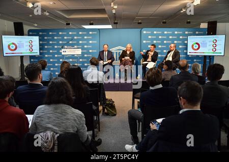 Paris, Frankreich. November 2023. Journalisten nehmen am 6. November 2023 an der Pressekonferenz der UNESCO Teil, um Leitlinien für die Governance digitaler Plattformen im UNESCO-Hauptquartier in Paris zu veröffentlichen. Foto: Firas Abdullah/ABACAPRESS.COM Credit: Abaca Press/Alamy Live News Stockfoto