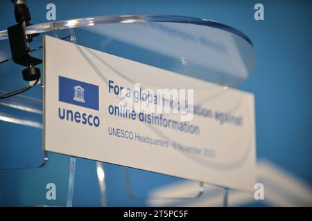 Paris, Frankreich. November 2023. Dieses Foto zeigt das Podium der UNESCO-Pressekonferenz zur Einführung von Leitlinien für die Governance digitaler Plattformen im UNESCO-Hauptquartier in Paris am 6. November 2023. Foto: Firas Abdullah/ABACAPRESS.COM Credit: Abaca Press/Alamy Live News Stockfoto