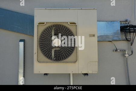 Eine Außeneinheit des digitalen Wechselrichters mit Kältemittel zur Kühlung oder Heizung für eine Klimaanlage und Heizung. Auf einem Dach in Kroatien gelegen Stockfoto