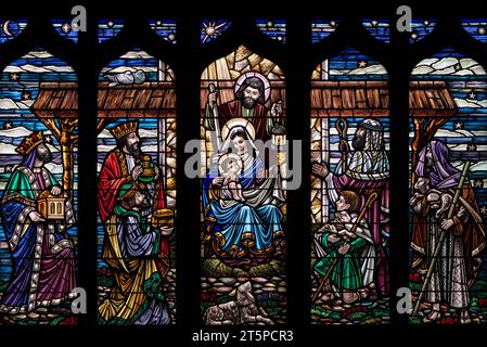 The Christmas Story von Roy Coomber (2001) in St. Michael's Church, Workington, Cumbria, Großbritannien Stockfoto