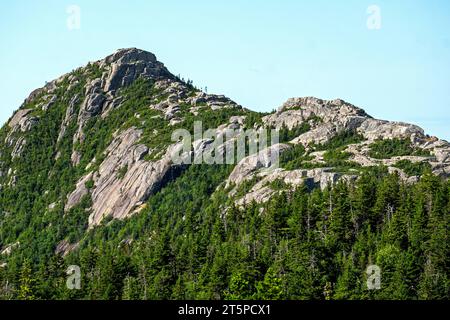 Eine Fernaufnahme des Gipfels des Mount Chocorua an einem Hochsommermorgen in Albany New Hampshire. Stockfoto