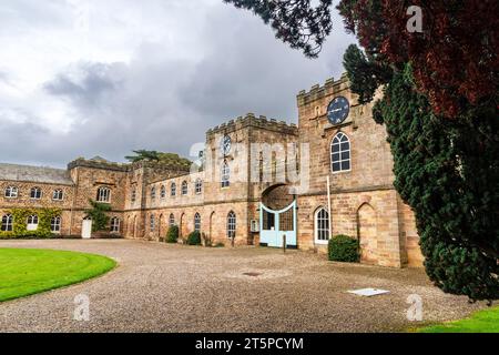 Ripley ist ein malerisches Anwesen-Dorf in der Nähe von Harrogate, bekannt als die Heimat von Ripley Castle, einem der großen historischen Häuser Englands Stockfoto