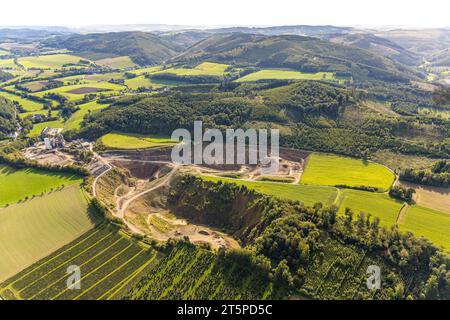 Luftaufnahme, Steinbruch Deutsche Asphalt GmbH - Asphaltmischwerk Westenfeld, bewaldete Hügellandschaft, Westenfeld, Sundern, Sauerland, Nordrhein-Westp Stockfoto