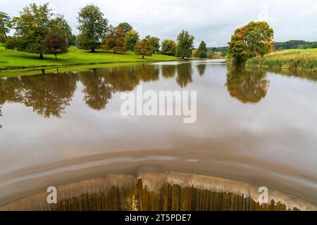 Ripley ist ein malerisches Anwesen-Dorf in der Nähe von Harrogate, bekannt als die Heimat von Ripley Castle, einem der großen historischen Häuser Englands Stockfoto