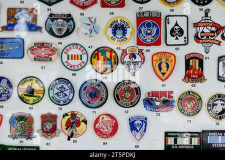 USA, Vietnam war USA, Washington, National Mall, Geschäft mit Wappen, Emblemen und Patches der US-Armee, Luftwaffe, Vietnamkrieg usw. in der Nähe von Kriegsdenkmälern an der Lincoln Statue Washington DC Vereinigte Staaten von Amerika Credit: Imago/Alamy Live News Stockfoto