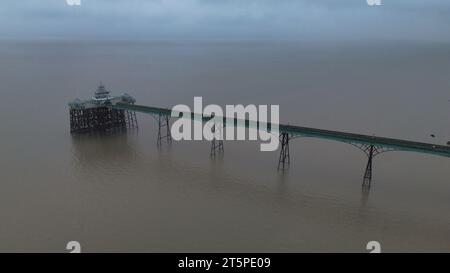 Wunderschöner kleiner Pier, der aus der Stadt Clevedon ragt. Das Foto wurde an einem regnerischen nebeligen Tag mit der Ebbe gedreht. Das Foto wurde auf dem DJI Mini aufgenommen Stockfoto