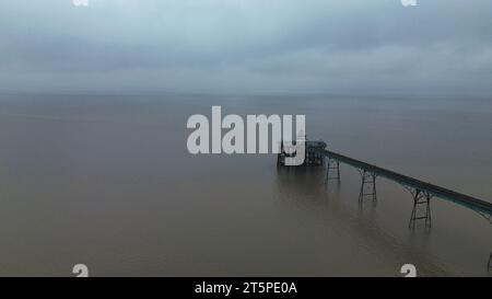 Wunderschöner kleiner Pier, der aus der Stadt Clevedon ragt. Das Foto wurde an einem regnerischen nebeligen Tag mit der Ebbe gedreht. Das Foto wurde auf dem DJI Mini aufgenommen Stockfoto