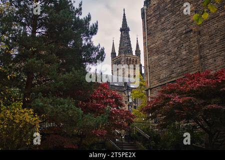 Glasgow University im Herbst. Der riesige Universitätsturm ist durch die Herbstbaumlinie zu sehen. Eine wunderschöne Kollektion von Leave-Farben finden Sie auf t Stockfoto