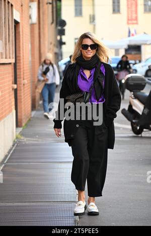 Mailand, Italien. November 2023. Mailand, Michelle Hunziker auf der Suche nach einem Spaziergang Credit: Independent Photo Agency/Alamy Live News Stockfoto