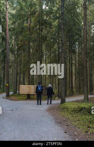 Älteres Ehepaar, das auf das Schild im Nationalpark Kurjenrahka, Pöytyä, Finnland, blickt. September 2023. Stockfoto