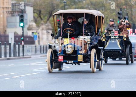 1905 Cadillac Tourer Car Teilnahme am Rennrennen London-Brighton, Oldtimer-Rennen durch Westminster, London, Großbritannien Stockfoto