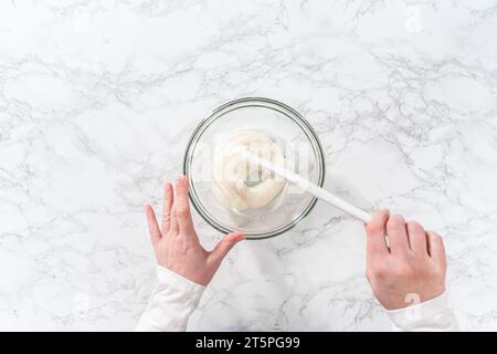 Hausgemachtes königliches Sahnehäubchen zum Dekorieren herzförmiger Zuckerkekse Stockfoto