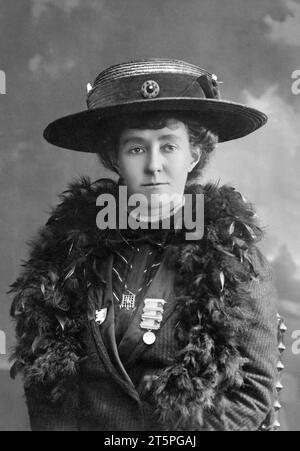 Emily Davison. Porträt der englischen Suffragette, Emily Wilding Davison (1872-1913), um 1910-12. Sie ist berühmt dafür, dass sie 1913 unter dem Königspferd im Derby starb. Stockfoto