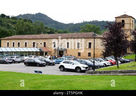 Parador Nacional de Turismo de Cangas de Onis und die romanische Kirche San Pedro de Villanueva (rechts). Cangas de Onis, Asturien, Spanien. Stockfoto