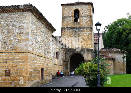 San Pedro de Villanueva (romanische Kirche, 12. Jahrhundert). Cangas de Onis, Asturien, Spanien. Stockfoto