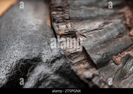 Metallgestein. Nahaufnahme eines rohen Hämatitsteins. Glänzendes Mineral mit abstraktem Muster. Stockfoto