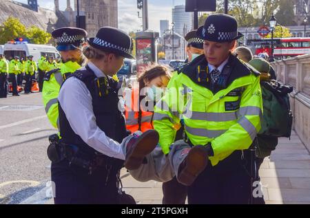 London, Großbritannien. November 2023. Polizisten verhaften während der Demonstration einen Demonstranten. Die Polizei verhaftete Dutzende von Just Stop Oil Aktivisten in Whitehall, während die Klimagruppe ihre langsamen Märsche aus Protest gegen neue Genehmigungen für fossile Brennstoffe fortsetzt. Quelle: SOPA Images Limited/Alamy Live News Stockfoto