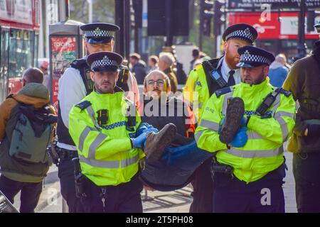 London, Großbritannien. November 2023. Polizisten verhaften während der Demonstration einen Demonstranten. Die Polizei verhaftete Dutzende von Just Stop Oil Aktivisten in Whitehall, während die Klimagruppe ihre langsamen Märsche aus Protest gegen neue Genehmigungen für fossile Brennstoffe fortsetzt. Quelle: SOPA Images Limited/Alamy Live News Stockfoto