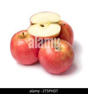 Ganze und halbierte Pink Lady Äpfel isoliert auf weißem Hintergrund Nahaufnahme Stockfoto