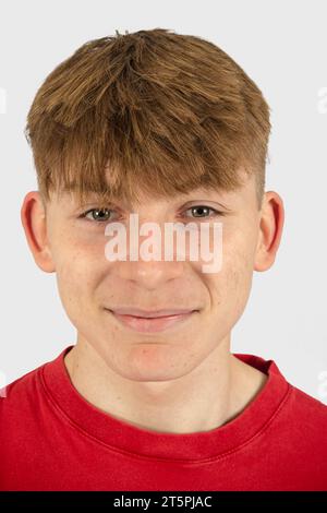 Ein Atelierporträt eines glücklichen 15-jährigen Teenagers Stockfoto