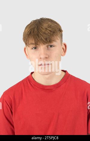 Ein Studio-Porträt eines glücklichen und lächelnden 15-jährigen Teenagers Stockfoto