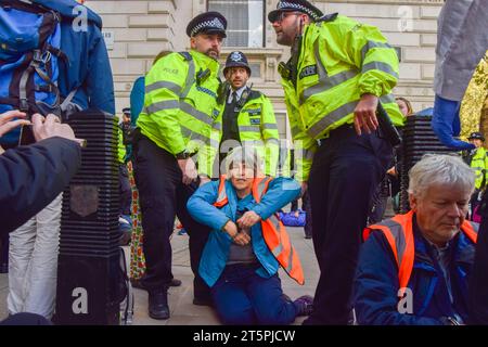 London, Großbritannien. November 2023. Polizisten verhaften während der Demonstration einen Demonstranten. Die Polizei verhaftete Dutzende von Just Stop Oil Aktivisten in Whitehall, während die Klimagruppe ihre langsamen Märsche aus Protest gegen neue Genehmigungen für fossile Brennstoffe fortsetzt. (Foto: Vuk Valcic/SOPA Images/SIPA USA) Credit: SIPA USA/Alamy Live News Stockfoto