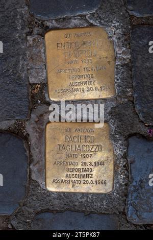 Stolpersteine erinnern an die während der NS-Diktatur in Konzentrationslagern ermordeten Juden. Rom, Italien Stockfoto