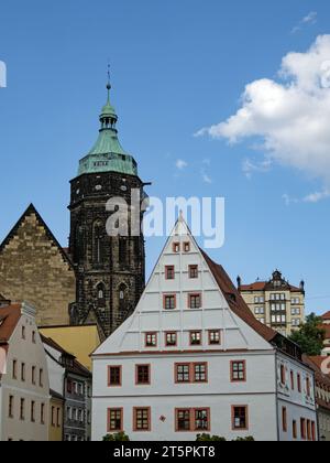 St. Marienkirche und Schloss Sonnenstein in der Stadt Pirna in Sachsen Stockfoto