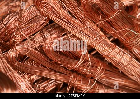 Metalldrahtstruktur. Industrieller elektischer Hintergrund, Tapete. Farbiges Metall. Teure Ressource. Stockfoto