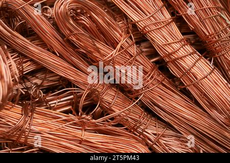 Metalldrahtstruktur. Industrieller elektischer Hintergrund, Tapete. Farbiges Metall. Teure Ressource. Stockfoto