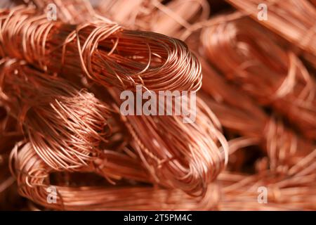 Metalldrahtstruktur. Industrieller elektischer Hintergrund, Tapete. Farbiges Metall. Teure Ressource. Stockfoto