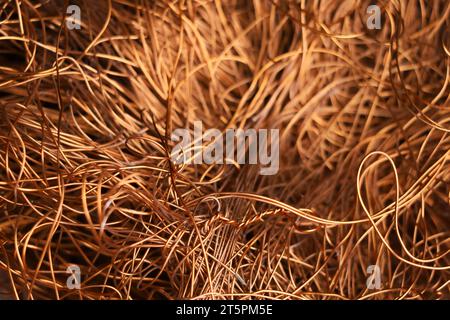 Metalldrahtstruktur. Industrieller elektischer Hintergrund, Tapete. Farbiges Metall. Teure Ressource. Stockfoto