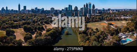 Atlanta, USA: November 1,2023 - 180-Grad-Panoramablick auf die Skyline von Atlanta, aufgenommen vom Piedmont Park am schönen Sonntagstag im November 2023 Stockfoto