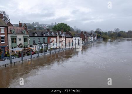 Hochwasserbarrieren halten den Hochwasserspiegel am Severn von der Severn Side North in Bewdley, Worcestershire, nach Storm Babet. Stockfoto