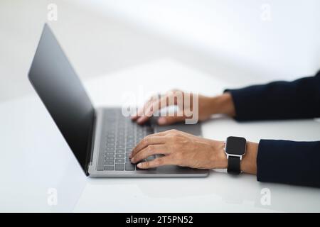 Nahaufnahme einer nicht erkennbaren Geschäftsfrau, die an einem Laptop arbeitet Stockfoto