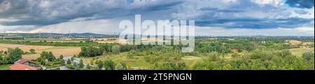 Panoramablick auf die Frankfurter Skyline und das Taunus-Mitterlgebirge mit dem großen Feldberg aus südwestlicher Richtung während eines Gewitters im Sommer Stockfoto