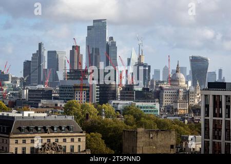 Ein klarer Blick auf neue Wolkenkratzer, die in der Stadt London gebaut werden, gegenüber alten Gebäuden wie der St. Paul's Cathedral Stockfoto