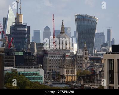 Ein klarer Blick auf neue Wolkenkratzer, die in der Stadt London gebaut werden, gegenüber alten Gebäuden wie der St. Paul's Cathedral Stockfoto