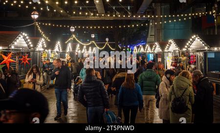 Besucher besuchen den Southbank Centre Winter Market, London November 2023 Stockfoto