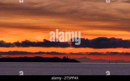 Ein Morgenhimmel über dem Trial Islands Lighthouse aus Sicht von Clover Point in Victoria, British Columbia, Kanada. Stockfoto