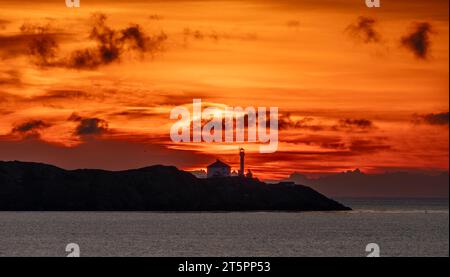 Ein Morgenhimmel über dem Trial Islands Lighthouse aus Sicht von Clover Point in Victoria, British Columbia, Kanada. Stockfoto