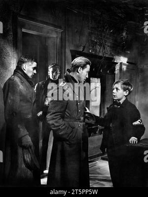 Richard Basehart, Hans Christian Blech, am Set des Films „Entscheidung vor der Dämmerung“, 20. Jahrhundert-Fox, 1951 Stockfoto