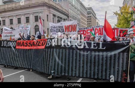 Washington DC, Washington DC, USA. November 2023. 4. November 2023, Washington DC: Die Menschen protestieren gegen Israels Invasion in Gaza während des Krieges gegen die Hamas. (Kreditbild: © Dominic Gwinn/ZUMA Press Wire) NUR REDAKTIONELLE VERWENDUNG! Nicht für kommerzielle ZWECKE! Stockfoto